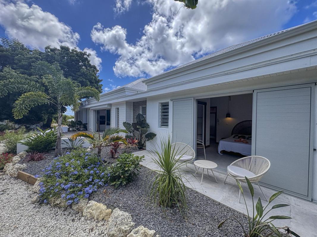 35.Location villa piscine Saint François Guadeloupe_Chambre 2 vue jardin